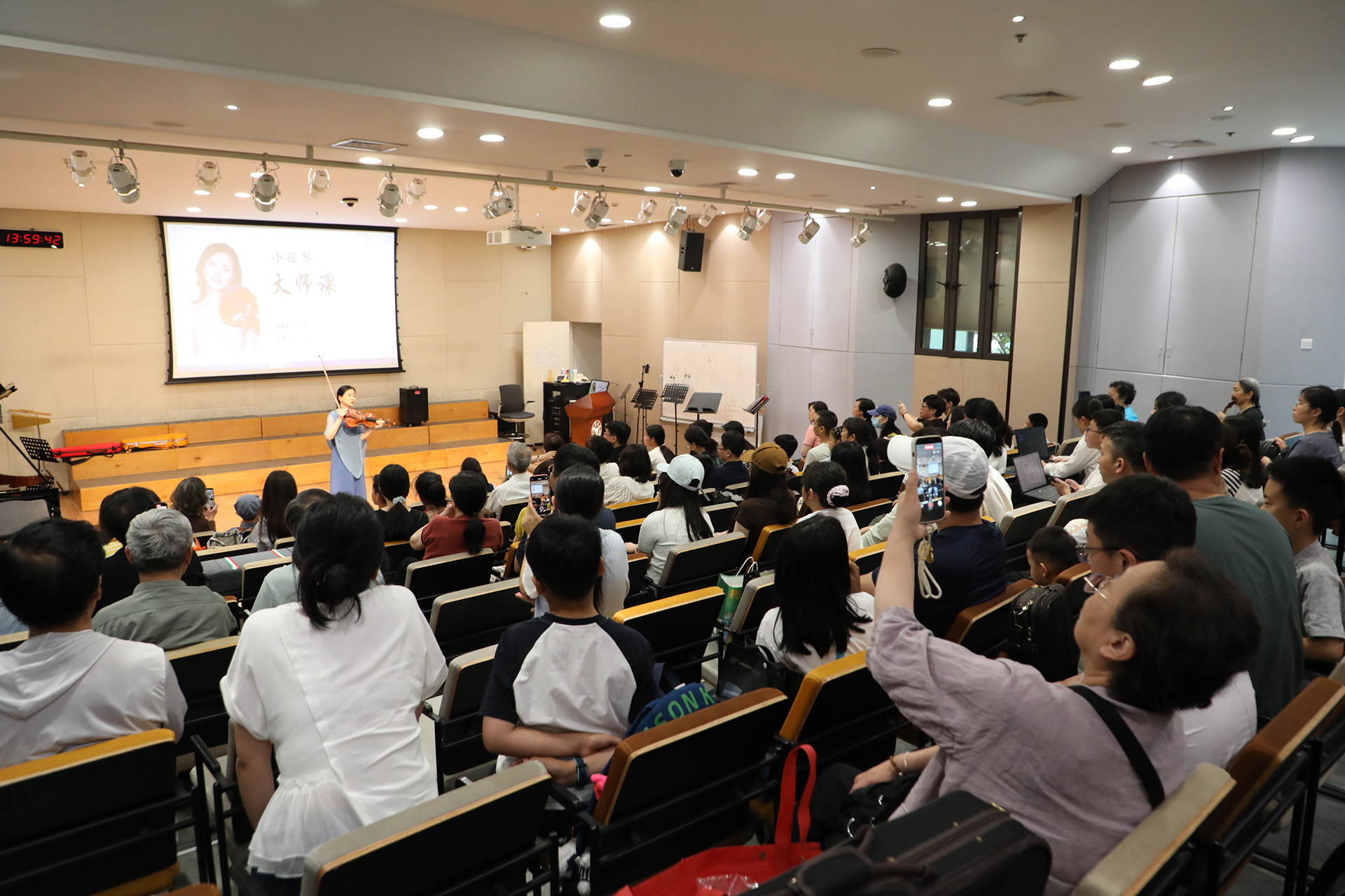Showing Violin Master Class Featuring Professor Xia Xiaocao Concludes at Zhejiang University